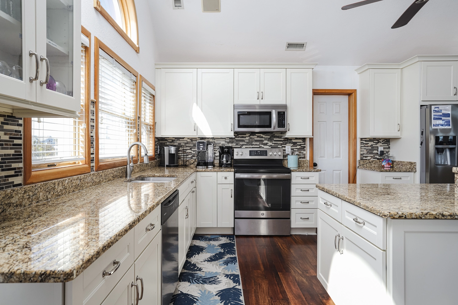 Sea Girls and a Guy property image