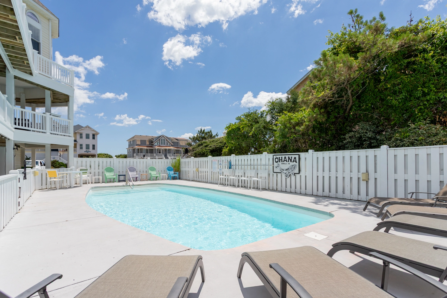 Sea Girls and a Guy property image