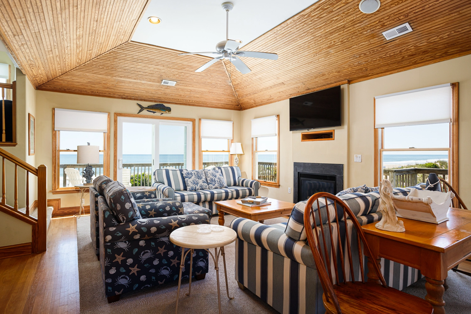 C D Light property image